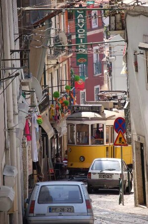 Lissabon, enge Straße im bergigen Altstadtviertel Alfama mit Straßenbahnverkehr