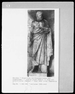 Statue eines Römers in Toga mit Schriftrolle (Redner)
