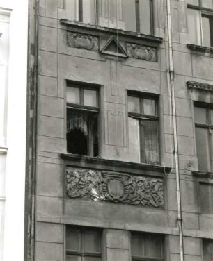 Görlitz, Brautwiesenstraße 13. Wohnhaus mit Laden (um 1898). Obergeschoßfenster
