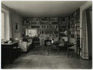 Wohnhaus Dübbers, Kressbronn am Bodensee: Sitzgruppe am Kamin mit Bibliothek