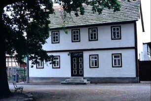 Wohnhaus, zweiflügelige Kassettentür