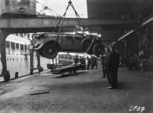 Löschen der Ladung : Löschen der Ladung im Hamburger Hafen nach der Ankunft der Schomburgk Expedition.