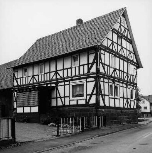 Wehretal, Hauptstraße 33