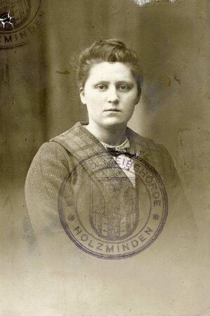 Foto der Anne-Marie Sepulchre, geboren am 24.10.1897 (Passfoto)
