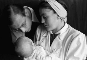 Bukarest: Baby Michael Welkisch, in Muttis Arm und Vati