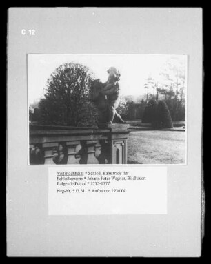 Putto auf dem Geländer der Schloßterrasse