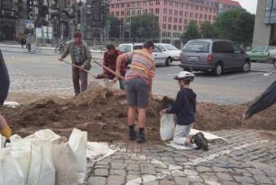 Dresden-Altstadt, Altmarkt. Freiwillige Helfer beim Füllen von Sandsäcken