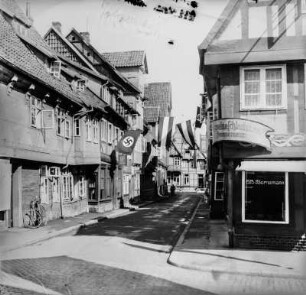 Geschäftsviertel : Blick in eine Straße mit Geschäften in Celle