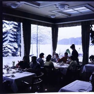 Titisee: Kaffeetafel und Blick auf [verschneiten] See