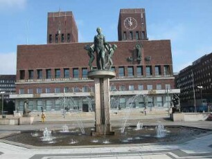 Oslo - Rathaus und Brunnen : Rathaus und Brunnen. Aufgenommen in Oslo im September 2004
