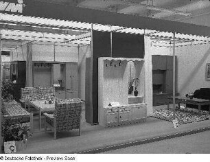 Ausstellungskojen mit Wohnzimmermöbeln und Flurgarderobe des VEB Möbelkombinat Berlin