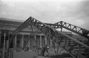 Abbau der Fußgänger-Stahlbrücke auf dem Festplatz.