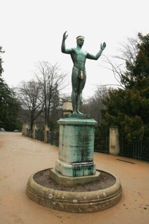 Sonnenanbeter : Sonnenanbeter. Bronze (vor 1927; S. Schneider). Dresden-Loschwitz, Schloss Eckberg, Terrasse