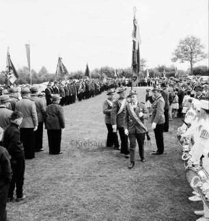 Volks- und Schützenfest: Schützenverein Klein Wesenberg und Umgebung von 1919 e.V.: Aufmarsch der Schützenvereine auf Festwiese "Wesenberger Tannen": Einzug der Fahnenträger
