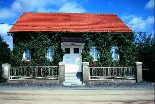 einstöckiges Wohnhaus, verschiefert, Vorgarten