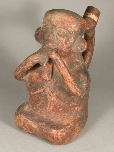 Sitzende anthropomorphe Figur (Skelett) mit Flöte