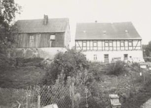 Markersbach, Gehöft : Markersbach (Kreis Schwarzenberg), Gehöft, Annaberger Straße 119, Nebengebäude und Wohnhaus, Traufseite (über eingefriedetes Weideland)