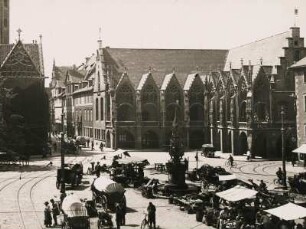 Braunschweig. Altstadtmarkt mit Altstadtmarktbrunnen umgeben von der Kirche St. Martini aus dem 12. Jh. (links) und dem Altstadtrathaus aus dem 13. Jh (rechts)