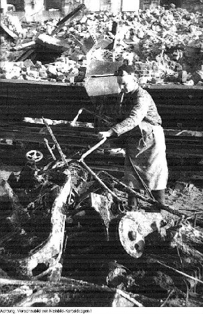 Dresden, Beladen der Trümmerbahn mit Metallschrott, 1945/46