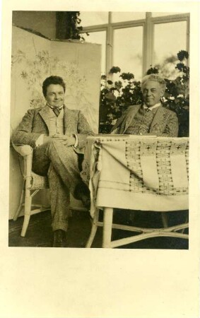 Fritz Soot und Carl Perron : Fritz Soot und Carl Perron, im Wintergarten einer Wohnung sitzend. Fotografie (Weltpostkarte) von Oskar Bohr, Dresden, um 1915