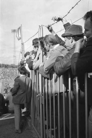 Länderkampf Deutschland - Albanien und Fußballspiel des KSC gegen VfL Bochum im Wildparkstadion