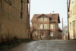 Blick auf ein großes Fachwerkhaus
