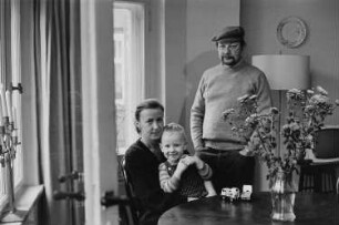 Familie Sonntag/Czechowski (Lektorin, Schriftsteller) im Wohnzimmer