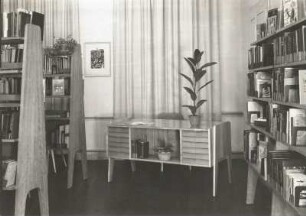 Schmölln. Zentralbibliothek. Benutzerraum mit Buchregalen
