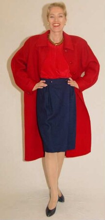 Weinroter Mantel zu weinroter Bluse und blauem Wickelrock