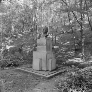 Denkmal für Jacob Barth (Jakub Bart-Ćišinski) im Leipe-Park in Panschwitz-Kuckau : Pomnik Jakuba Barta-Ćišinskeho w Lipje w Pančicach-Kukowje : Panschwitz-Kuckau / Pančicy-Kukow