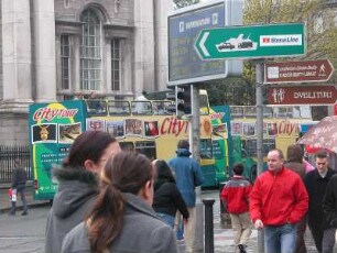 Fussgänger im Zentrum von Dublin am Trinity College
