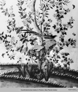 Textile Wandbespannung mit blühenden Sträuchern und Vögeln