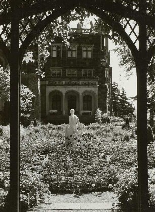 Dresden-Loschwitz. Schloss Eckberg. Senkgarten. Ansicht aus der Pergola zur Aphrodite von P. Pöppelmann