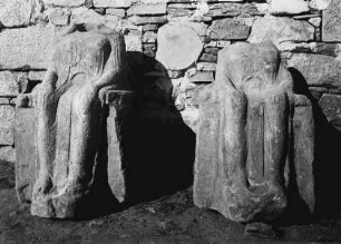 Weibliche Sitzstatue