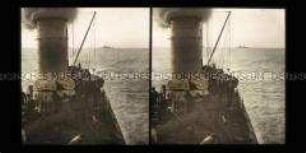 Blick von Deck eines Depeschenboots zu den Kriegsschiffen