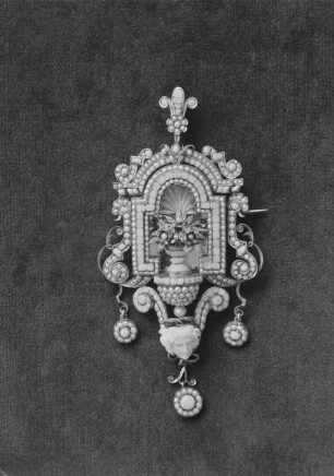 Anhängerbrosche in Form eines Lavabos mit Blumenvase in der Nische