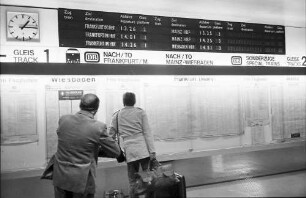 Frankfurt: Flughafen; Deutsche Bahn-Fahrplantafeln am S-Bahn Eingang