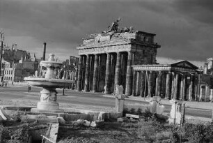 Berlin. Hindenburgplatz, Gemüsebeete an der zerstörten südlichen Springbrunnenanlage (mit unterirdischem Zugang), Blick nach Nordosten gegen Brandenburger Tor