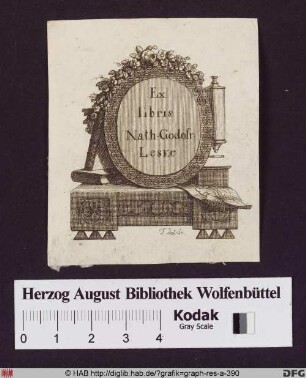Blumenumranktes Ex Libris mir ovaler Kartusche mit Mikroskop, Buch und Zeichnungsblatt.
