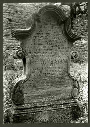 alter Friedhof, Grabstein des Pfarrers Leopold Georg Christian Fabel, 1732. Vergl. 464/65/66