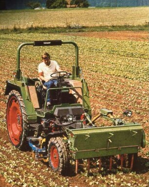 Fotografie: Gartenbautechnik-Freiland, Geräteträger, Frontanbau, Zwischenachsanbau, Mineraldüngerstreuer, Hackbürste