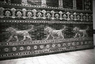 Berlin: Ost; Pergamonmuseum; Ischta Tor; Löwenfries