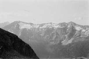 Gebirge : Blick über die Gipfel eines Gebirgsmassivs.
