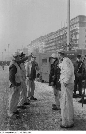 Gruppe von Arbeitern auf der Stalinallee (heutige Karl-Marx-Allee)