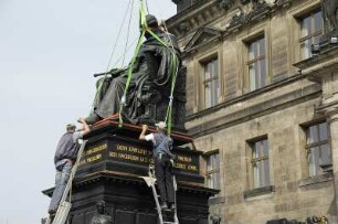 Denkmal für König Friedrich August I., den Gerechten : Dresden-Altstadt, Schloßplatz. Errichtung und feierliche Einweihung des Denkmals für König Friedrich August I., den Gerechten (1827-1843; E. Rietschel, Kunstgießerei Lauchhammer)