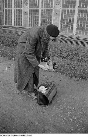Renate Rössing mit Kamera vor der Gärtnerei der Orangerie des Schlosses Belvedere