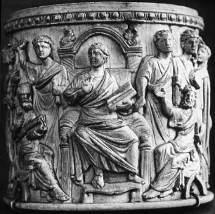 Berlin, Große Berliner Pyxis; Christus als Lehrer und Opfer Abrahams, Elfenbein; Staatliche Museen zu Berlin - Preußischer Kulturbesitz, Museum für spätantike und byzantinische Kunst