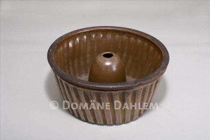 Napfkuchenform aus glasierter Irdenware
