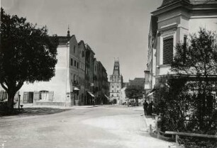 Braunau am Inn, Stadt : Braunau am Inn. Straßenbild mit Blick auf die Feldseite des Salzburger Tores