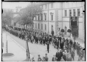 Fronleichnamsprozession in Sigmaringen 1929; Prozession in der Karlstraße vor dem Prinzenbau, im Mittelpunkt Fidelisstatue von vier Männern auf den Schultern getragen
